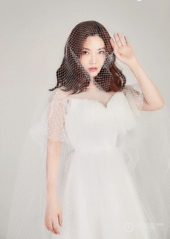 徐冬冬白色轻纱礼裙连衣裙气质写真图片