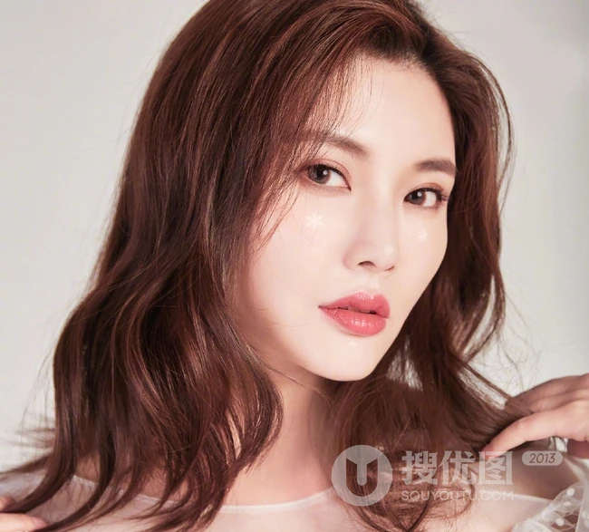 徐冬冬白色轻纱礼裙连衣裙气质写真图片