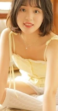 黄衣短裤袜装短发少女可爱室内写真图片