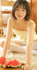 黄衣短裤袜装短发少女可爱室内写真图片