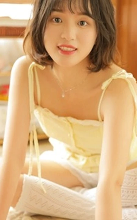 黄衣短裤袜装短发少女可爱室内写真图片