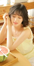 黄衣短裤袜装短发少女可爱室内写真图片