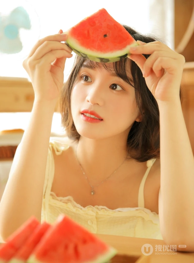 黄衣短裤袜装短发少女可爱室内写真图片