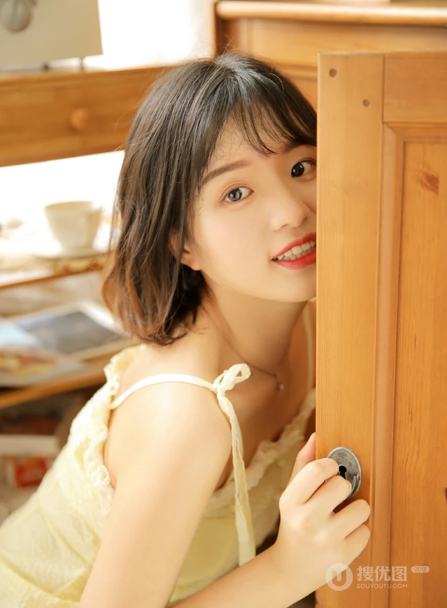 黄衣短裤袜装短发少女可爱室内写真图片