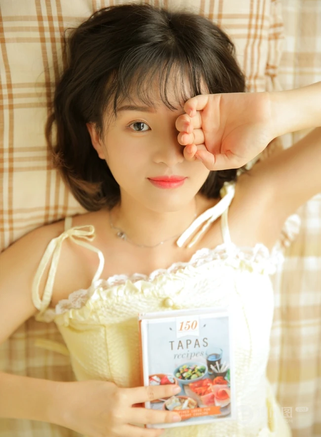 黄衣短裤袜装短发少女可爱室内写真图片
