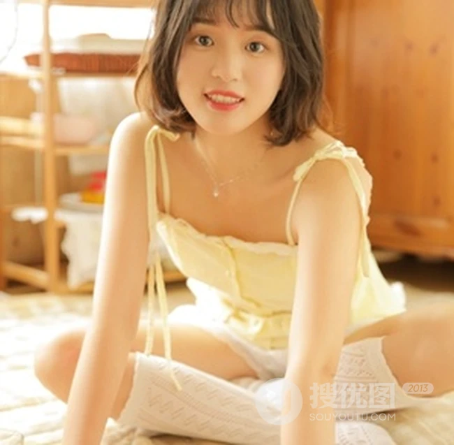 黄衣短裤袜装短发少女可爱室内写真图片