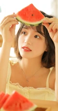 黄衣短裤袜装短发少女可爱室内写真图片
