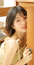 黄衣短裤袜装短发少女可爱室内写真图片