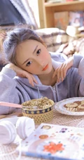长腿少女卫衣短裤室内写真，丸子头发型，笑容灿烂