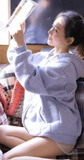 长腿少女卫衣短裤室内写真，丸子头发型，笑容灿烂