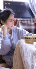 长腿少女卫衣短裤室内写真，丸子头发型，笑容灿烂