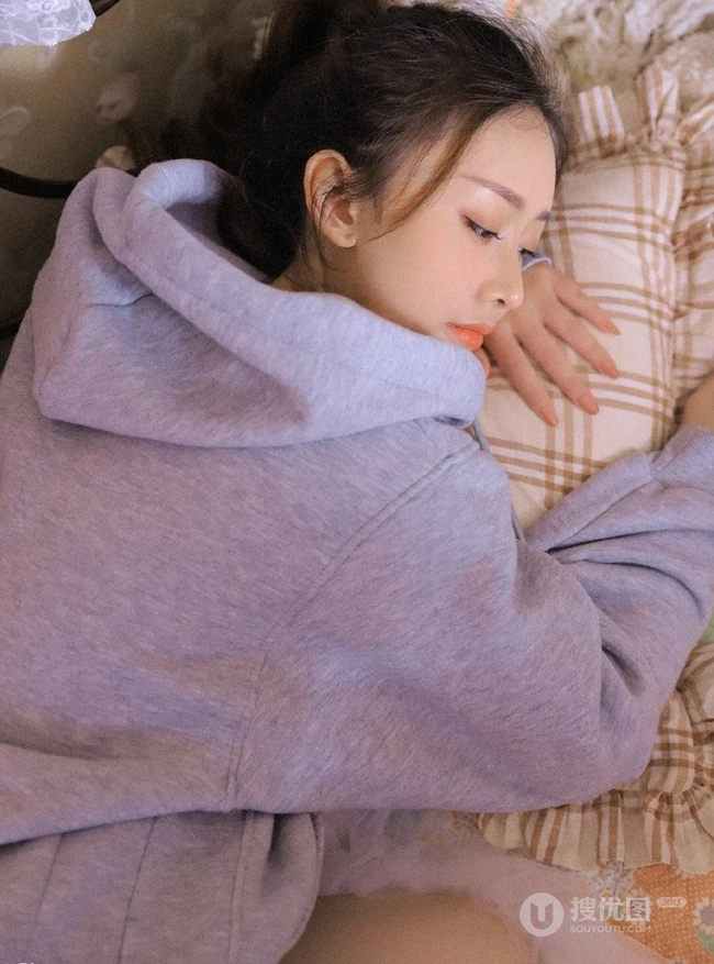 长腿少女卫衣短裤室内写真，丸子头发型，笑容灿烂