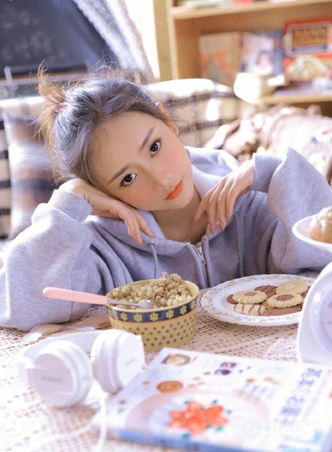 长腿少女卫衣短裤室内写真，丸子头发型，笑容灿烂