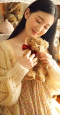 长发线条少女气质室内，着肩带小碎花睡裙，尽显吸睛身材