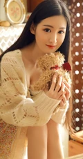 长发线条少女气质室内，着肩带小碎花睡裙，尽显吸睛身材