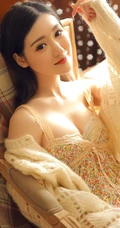 长发线条少女气质室内，着肩带小碎花睡裙，尽显吸睛身材