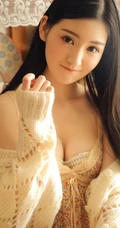 长发线条少女气质室内，着肩带小碎花睡裙，尽显吸睛身材