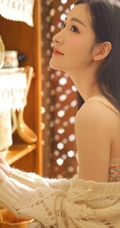 长发线条少女气质室内，着肩带小碎花睡裙，尽显吸睛身材
