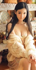长发线条少女气质室内，着肩带小碎花睡裙，尽显吸睛身材