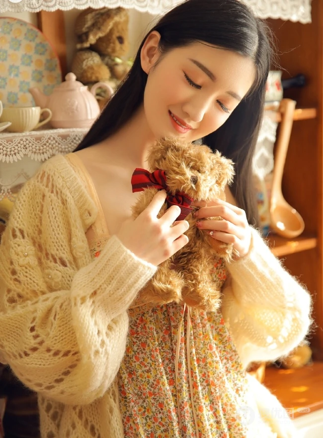 长发线条少女气质室内，着肩带小碎花睡裙，尽显吸睛身材