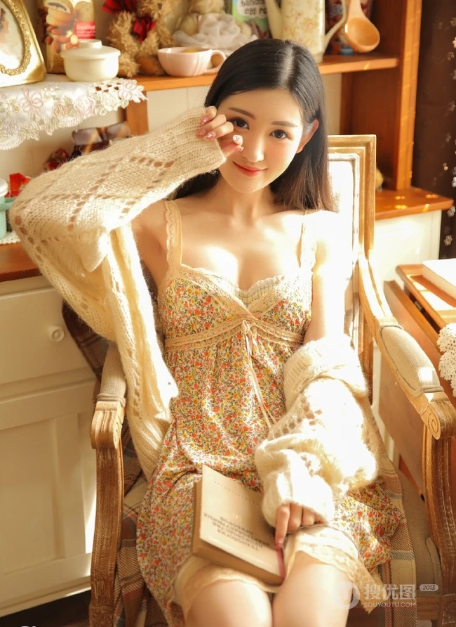 长发线条少女气质室内，着肩带小碎花睡裙，尽显吸睛身材