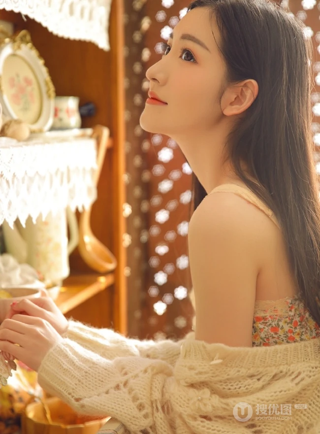 长发线条少女气质室内，着肩带小碎花睡裙，尽显吸睛身材