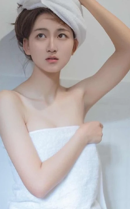 浴室女生出浴湿发气质写真，围着白色浴巾，别具风情韵味！