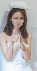 浴室女生出浴湿发气质写真，围着白色浴巾，别具风情韵味！