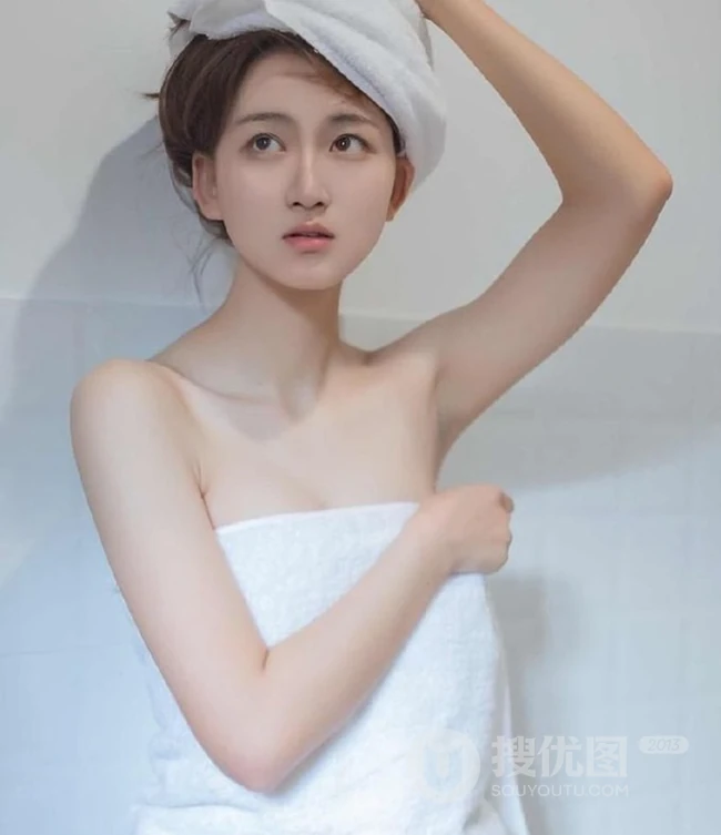 浴室女生出浴湿发气质写真，围着白色浴巾，别具风情韵味！