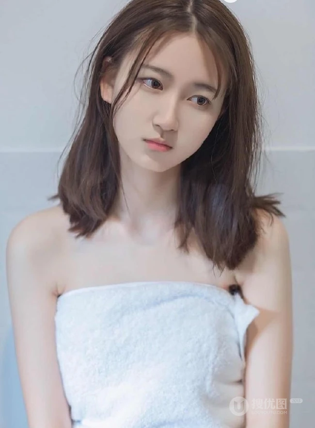 浴室女生出浴湿发气质写真，围着白色浴巾，别具风情韵味！