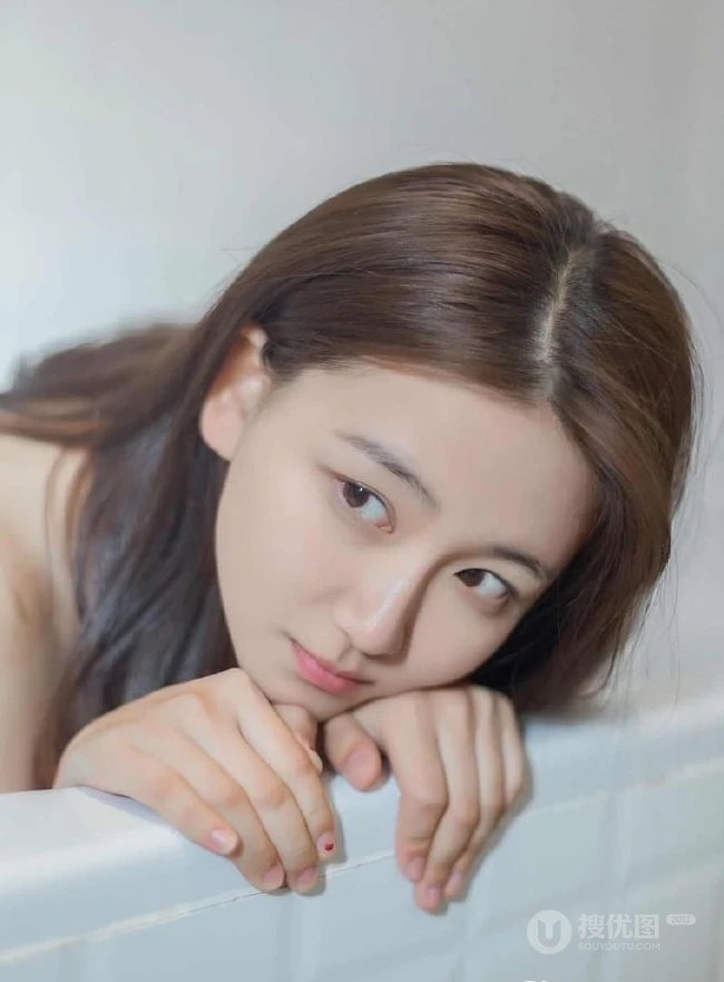 浴室女生出浴湿发气质写真，围着白色浴巾，别具风情韵味！
