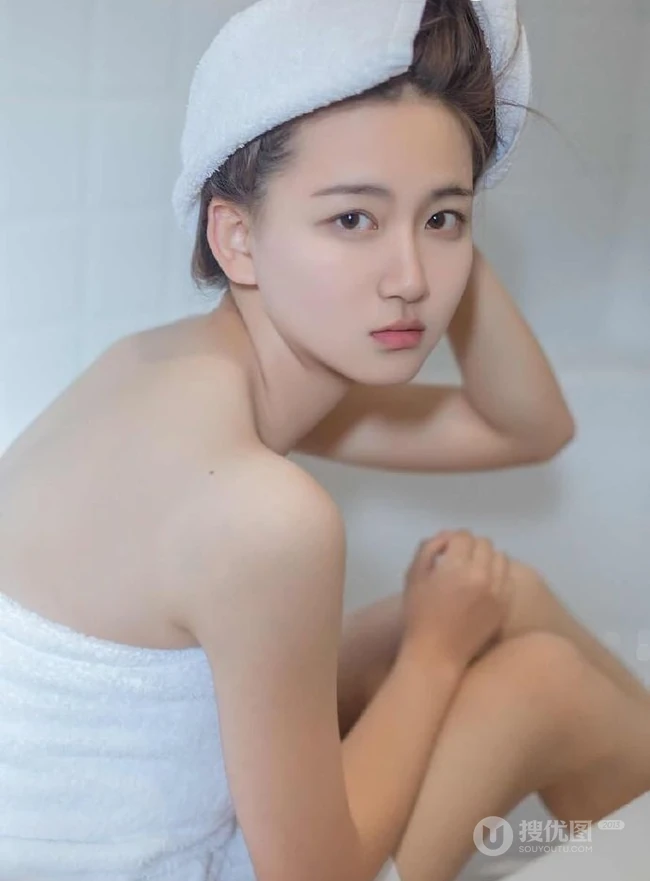 浴室女生出浴湿发气质写真，围着白色浴巾，别具风情韵味！