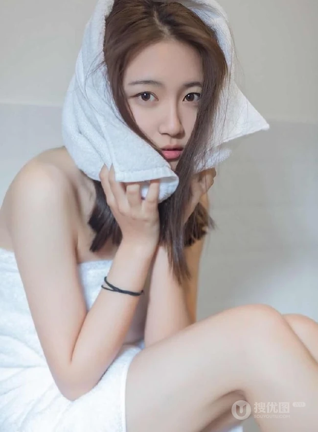 浴室女生出浴湿发气质写真，围着白色浴巾，别具风情韵味！
