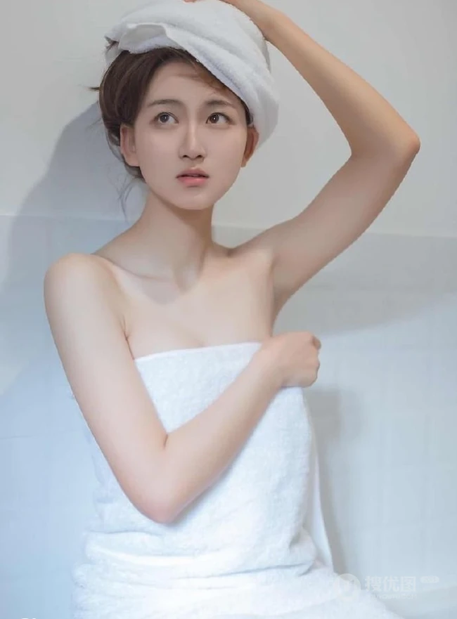 浴室女生出浴湿发气质写真，围着白色浴巾，别具风情韵味！