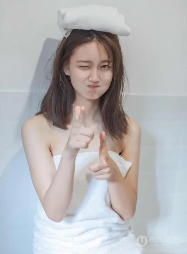 浴室女生出浴湿发气质写真，围着白色浴巾，别具风情韵味！