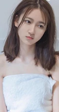 浴室女生出浴湿发气质写真，围着白色浴巾，别具风情韵味！