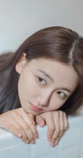 浴室女生出浴湿发气质写真，围着白色浴巾，别具风情韵味！