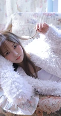 气质白皙少女室内写真，白衣肩带背心搭短裤，身材姣好