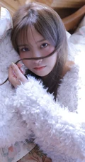 气质白皙少女室内写真，白衣肩带背心搭短裤，身材姣好
