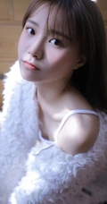 气质白皙少女室内写真，白衣肩带背心搭短裤，身材姣好
