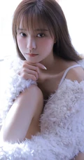 气质白皙少女室内写真，白衣肩带背心搭短裤，身材姣好