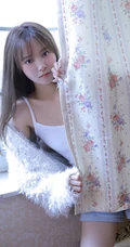 气质白皙少女室内写真，白衣肩带背心搭短裤，身材姣好