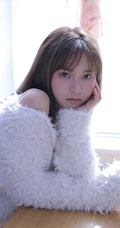 气质白皙少女室内写真，白衣肩带背心搭短裤，身材姣好