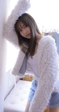 气质白皙少女室内写真，白衣肩带背心搭短裤，身材姣好