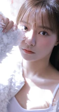 气质白皙少女室内写真，白衣肩带背心搭短裤，身材姣好