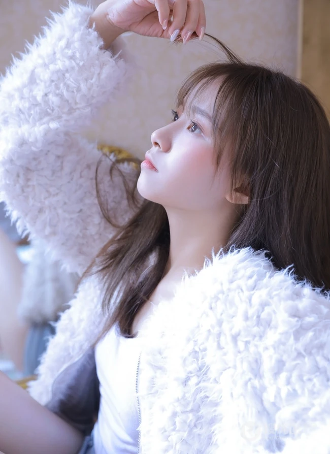 气质白皙少女室内写真，白衣肩带背心搭短裤，身材姣好