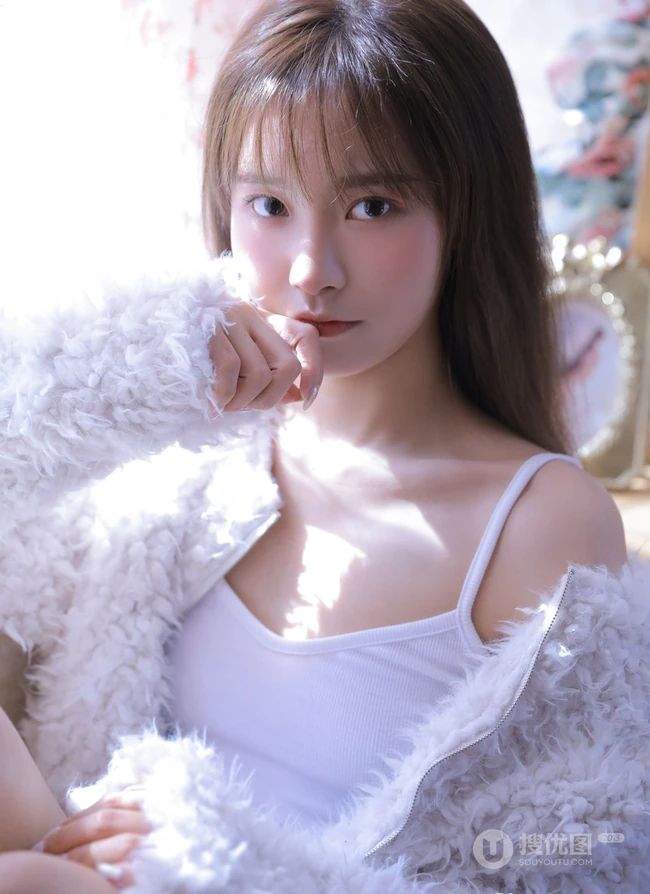 气质白皙少女室内写真，白衣肩带背心搭短裤，身材姣好