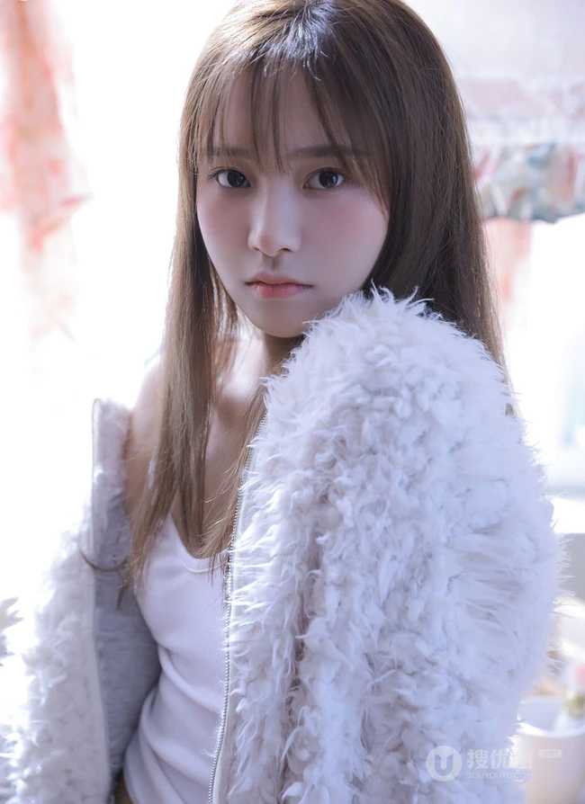 气质白皙少女室内写真，白衣肩带背心搭短裤，身材姣好