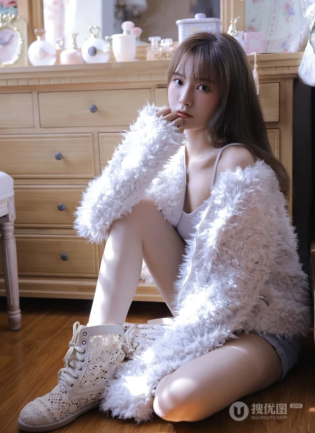 气质白皙少女室内写真，白衣肩带背心搭短裤，身材姣好