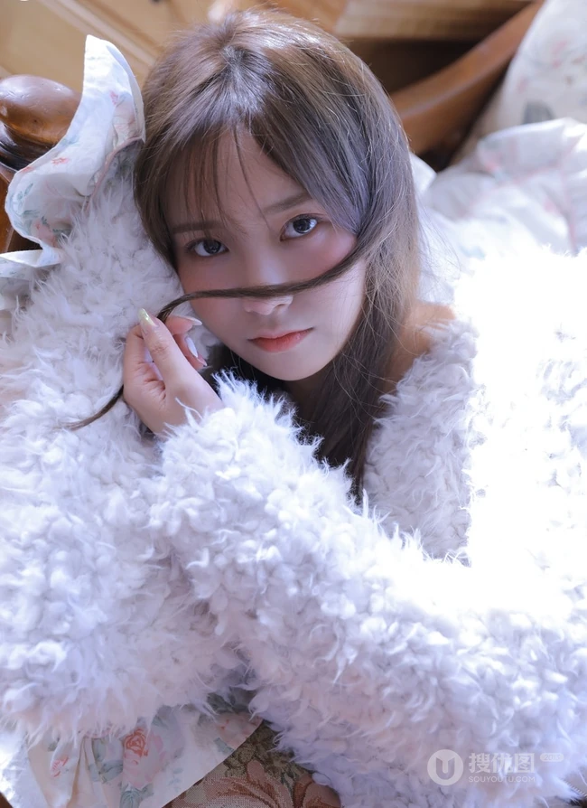 气质白皙少女室内写真，白衣肩带背心搭短裤，身材姣好